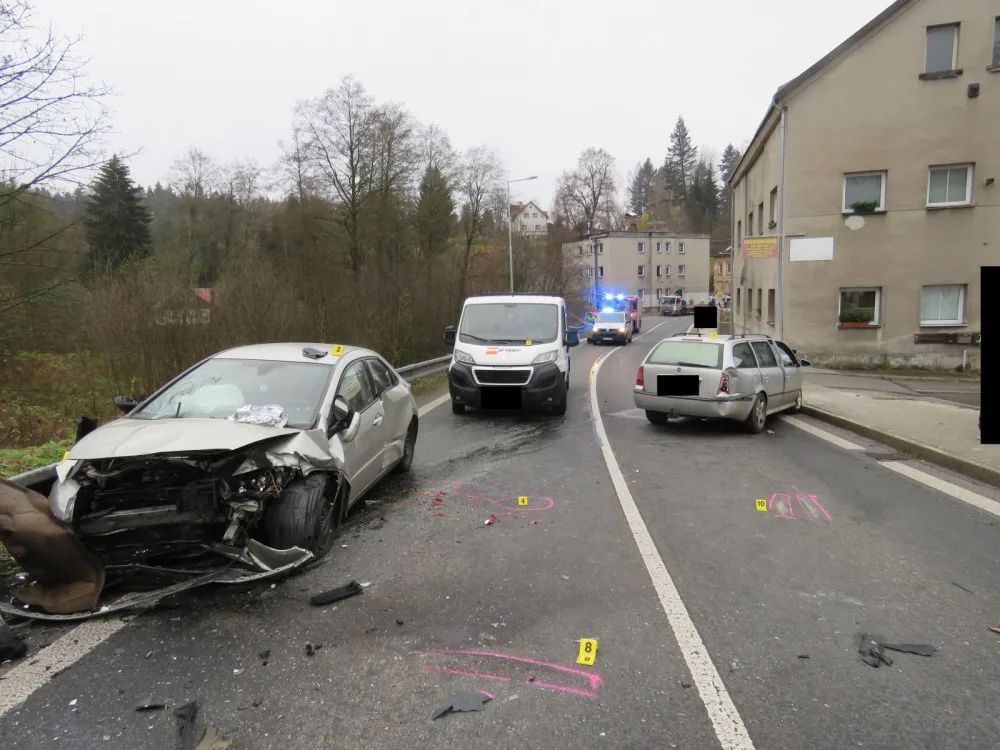 Mladý řidič způsobil nehodu tří aut, při nárazu z vozu vypadl