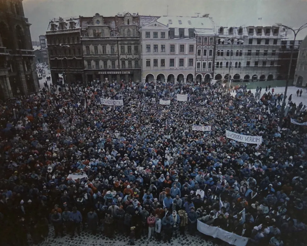 Manifestace pod balkonem ČSS (FOTO: Milan Drahoňovský)