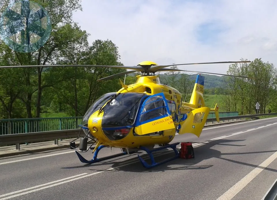 Vrtulník záchranky Libereckého kraje vzlétl k řidiči auta, cyklistovi i popálenému muži