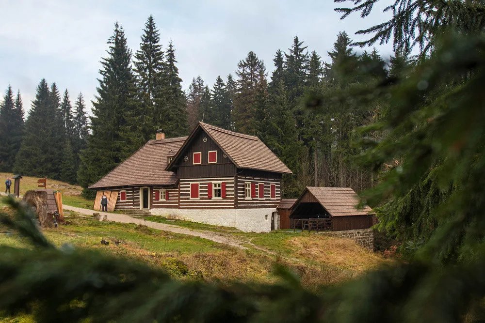 Jizerskohorská roubenka se dočkala uznání. Liščí bouda získala ocenění Patria Nostra