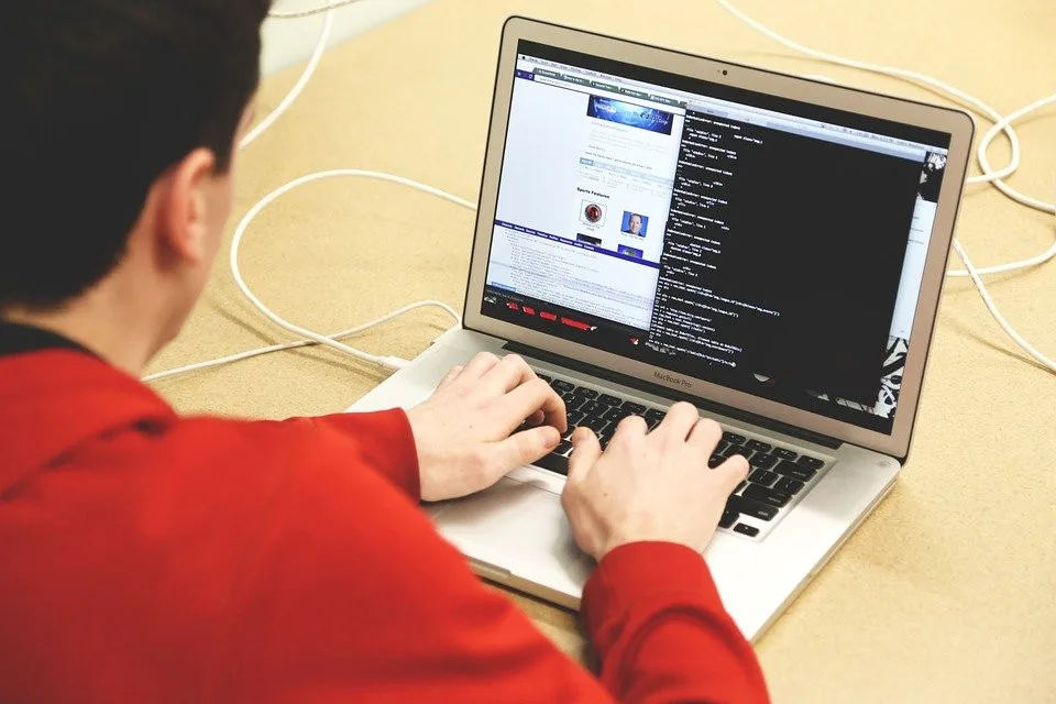 Přišla vám od přítele na sociální síti prosba o zaslání emailu nebo čísla? Může jít o podvodníky, varuje policie