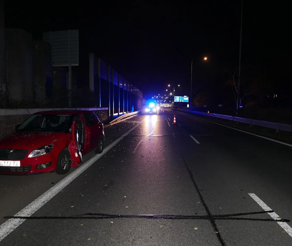 Opilý senior zastavil na průtahu městem. Otevřené dveře mu urazilo projíždějící auto