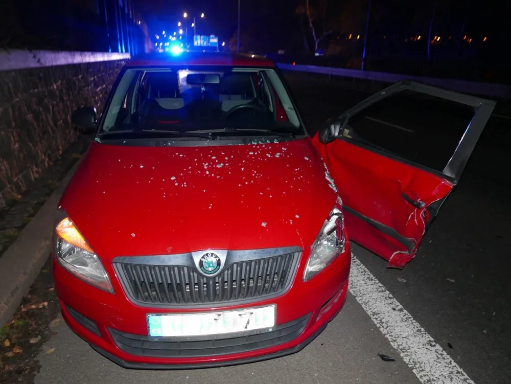 Opilý senior zastavil na průtahu městem. Otevřené dveře mu urazilo projíždějící auto