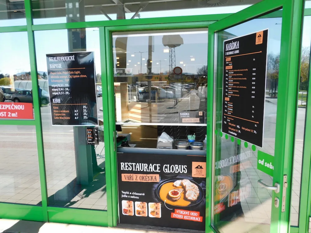 Restaurace Globus Liberec opět prodává přes okénko