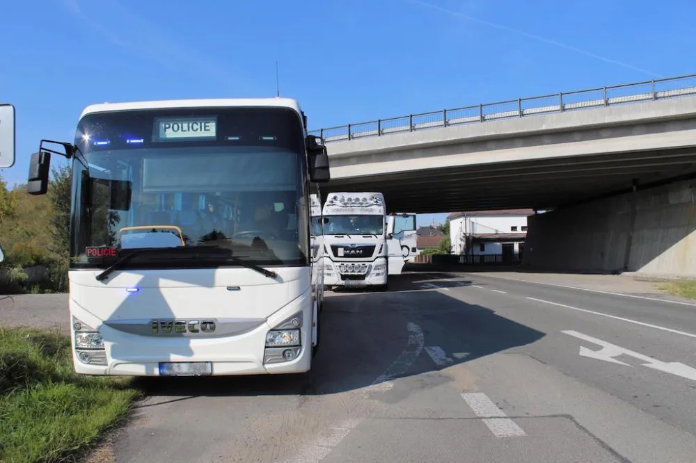 Že nejsou ve vysoké kabině vidět? Policisté na řidiče kamionů nasadili speciální autobus