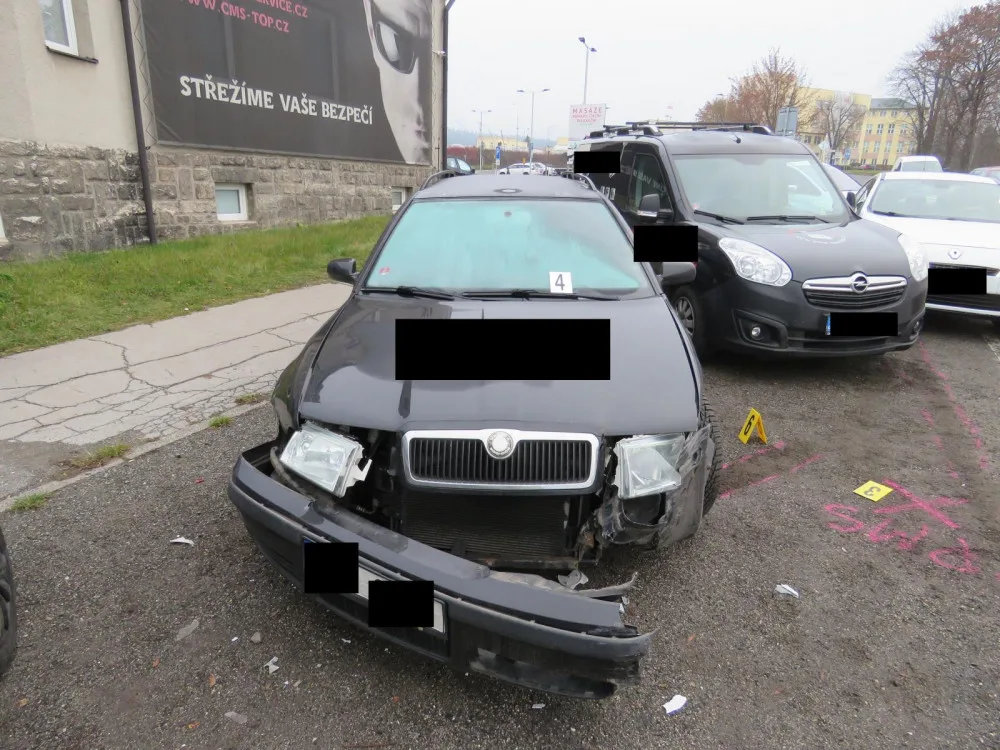 U jablonecké přehrady se srazila tři auta. Řidička nedala přednost