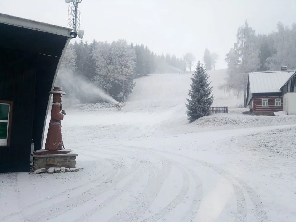 Největší skiareál v kraji začal zasněžovat