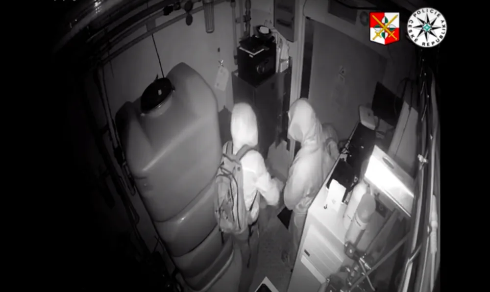 Do automatu se dostali rozbrušovačkou, natočila je při tom bezpečností kamera