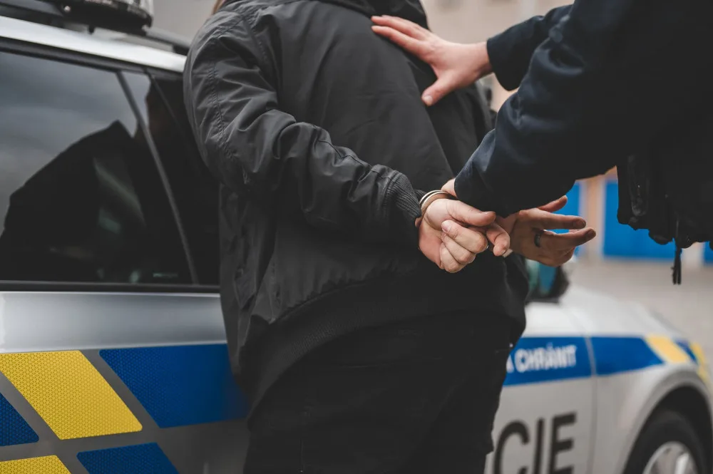 Vražda mezi dělníky z Moldavska. Cizinec v Nových Zákupech vraždil kuchyňským nožem