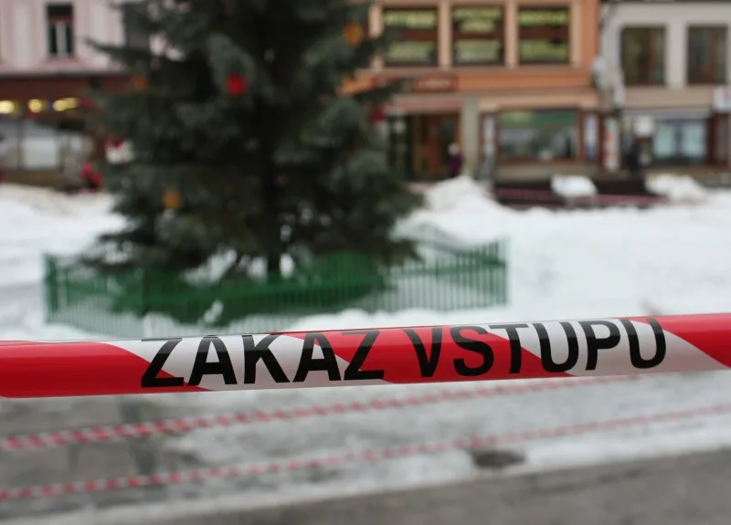 V Jablonci kvůli silnému větru uzavřeli Mírové náměstí s vánočním stromem