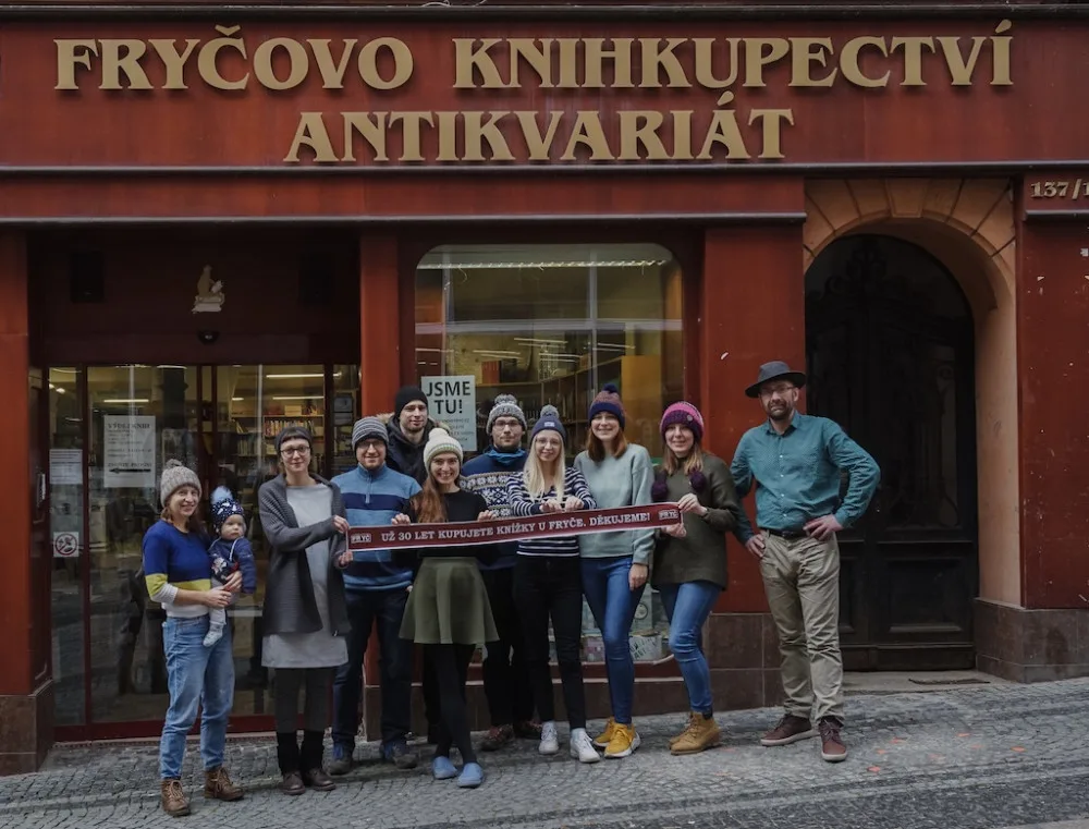 Začalo to venkovním stánkem s knihami. Legendární Knihkupectví a antikvariát Fryč slaví 30 let