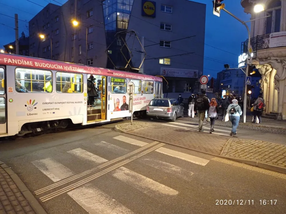 Nehoda na Fügnerce. U bývalého Plauditu se srazilo auto s tramvají