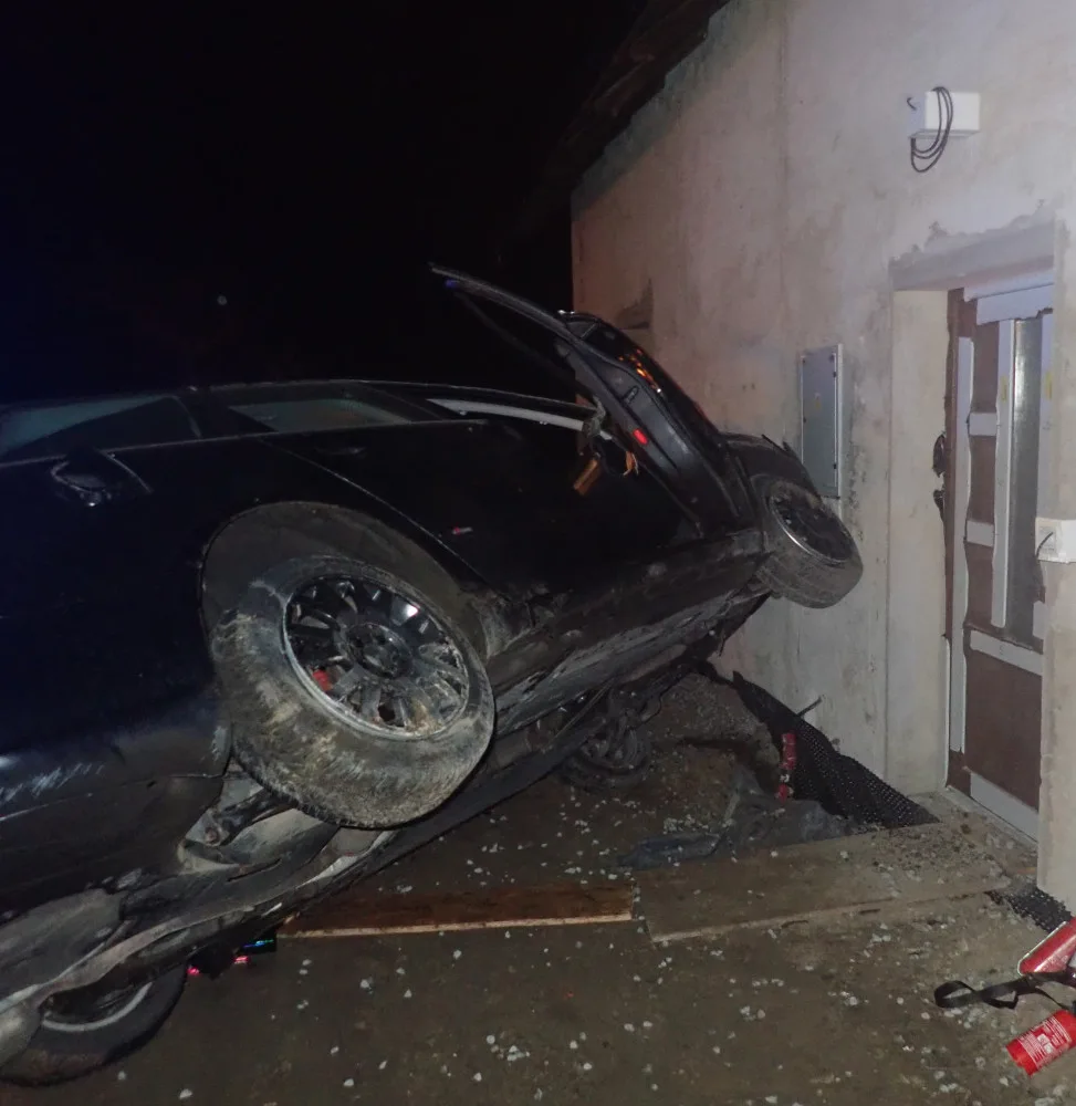 Auto u Dolánek nad ránem narazilo do domu. Čtyři zranění