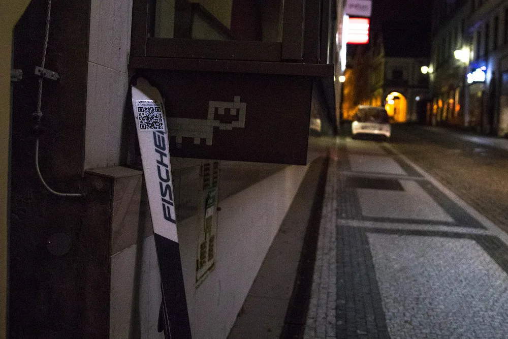 Někdo rozházel po Liberci lyže s QR kódem. Na vandaly to ale nevypadá