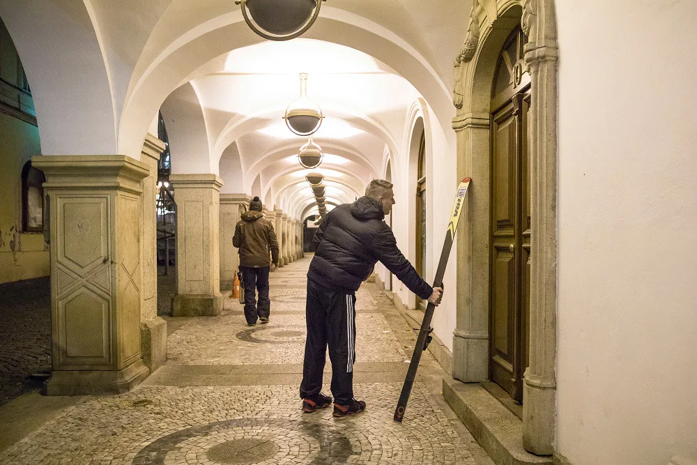Dárek v podobně skipasů ukryté za lyžemi v Liberci pobavil. A Drbna byla u toho