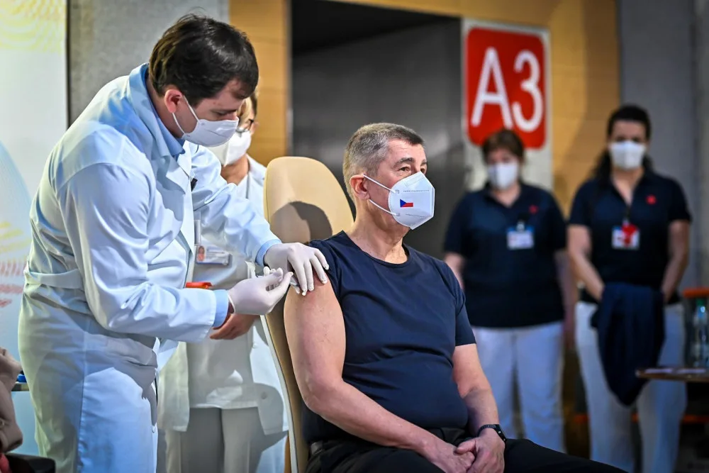 Očkování proti covidu začalo. První dávku dostal premiér Babiš, po něm válečná veteránka