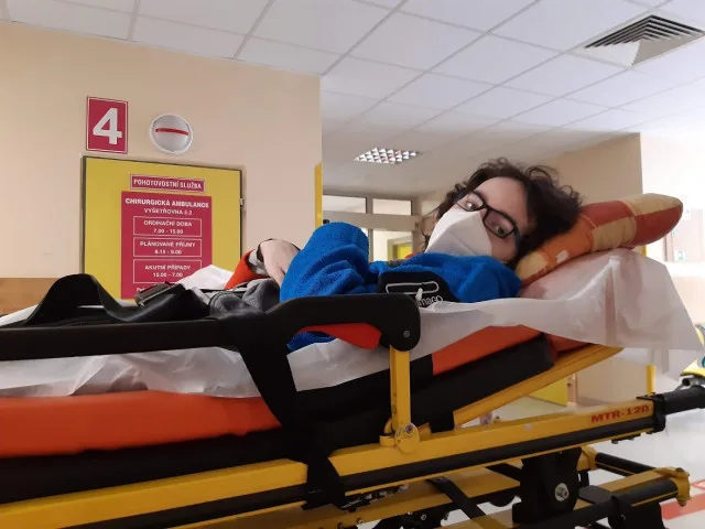 Lidé se složili na auto pro rodinu dvojčat se vzácným onemocněním. Sbírka pokračuje