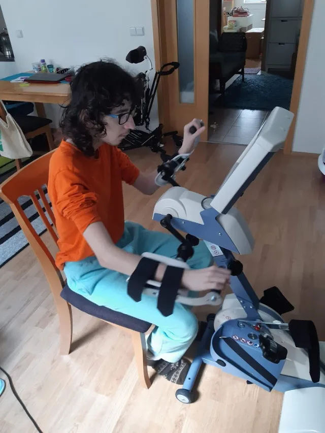 Lidé se složili na auto pro rodinu dvojčat se vzácným onemocněním. Sbírka pokračuje