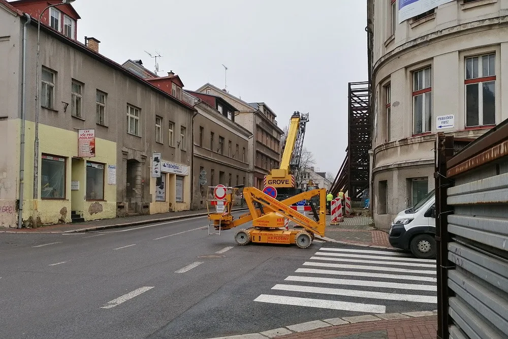 Podhorská je kvůli demontáži konstrukce uzavřená. Na neukázněné řidiče číhá policie