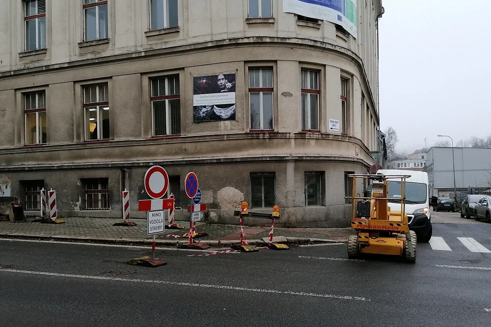 Podhorská je kvůli demontáži konstrukce uzavřená. Na neukázněné řidiče číhá policie