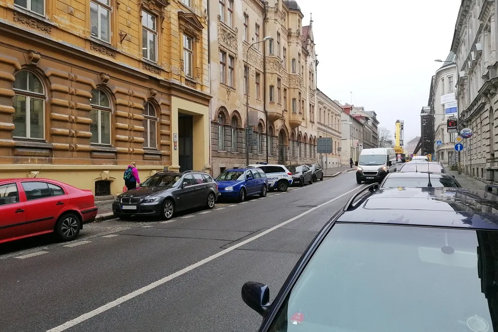 Podhorská je kvůli demontáži konstrukce uzavřená. Na neukázněné řidiče číhá policie
