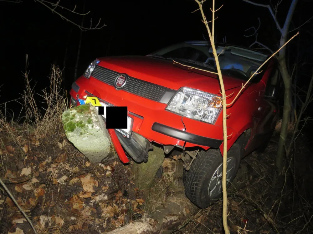 Se dvěma promile vyjel, ale nedojel. Řidič skončil v betonovém sloupku