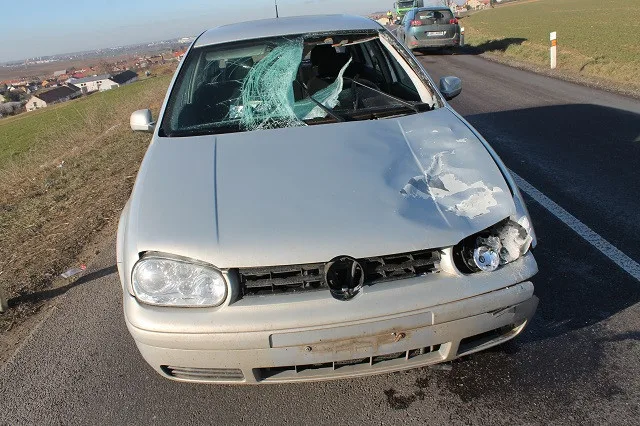I takto může vypadat auto, na které spadl kus ledu.