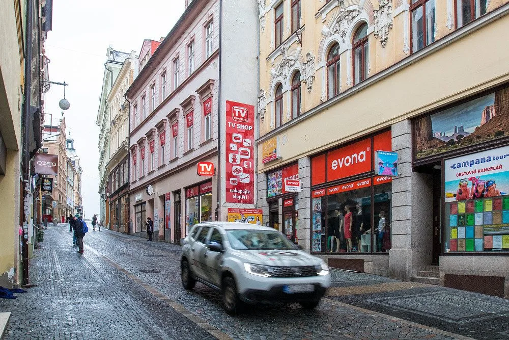Centrum utápějící se v reklamách. Z Liberce by mohl začít mizet vizuální smog