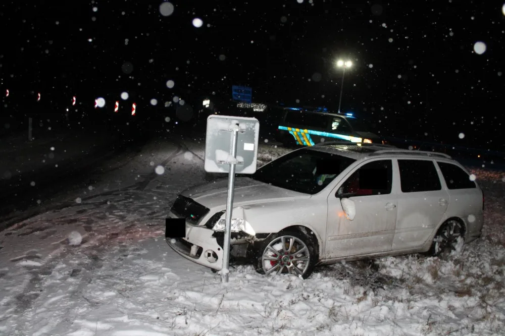 Řidič nezvládl průjezd táhlou zatáčkou u Rychnova. Vyjel ze silnice a zastavil se o značku