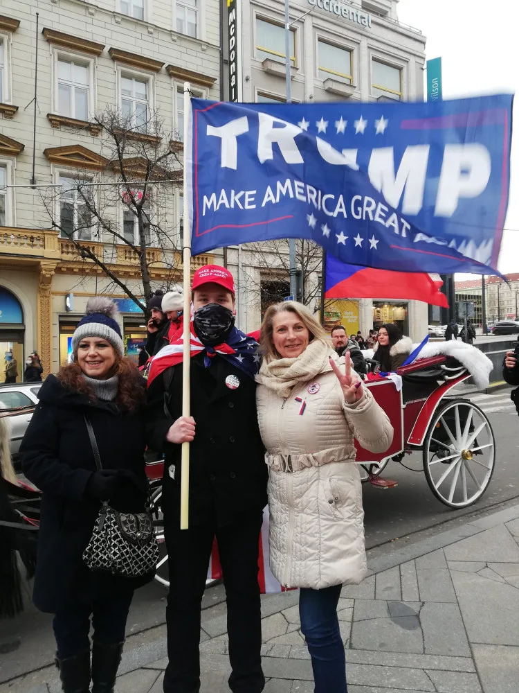 Lenka Tarabová (vpravo) na demonstraci na podporu končícího amerického prezidenta Trumpa.