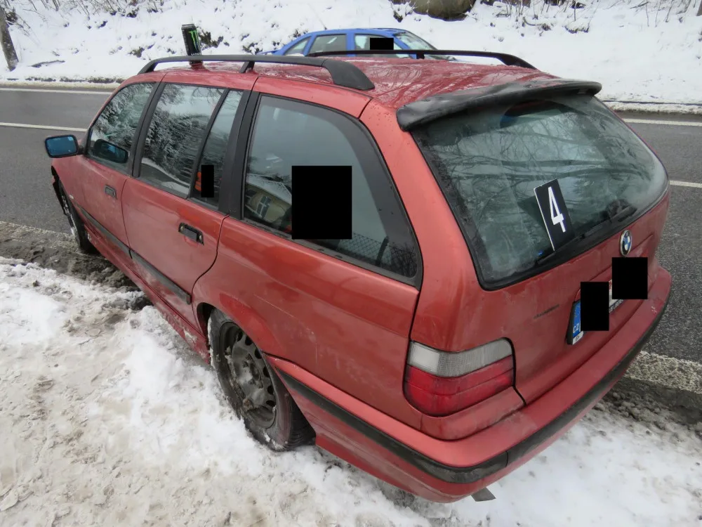 Dvě nehody na stejném místě. V jablonecké Podhorské ulici skončila auta mimo silnici