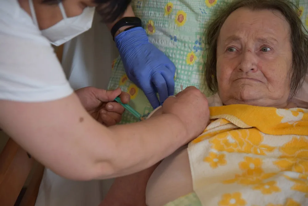 Začalo očkování seniorů, část se vakcíny bojí. Stát zaspal, vadí řediteli libereckého domova