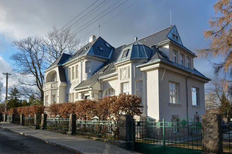 Jedním z dokončených projektů je přestavba bývalé škoky na azylový dům.
