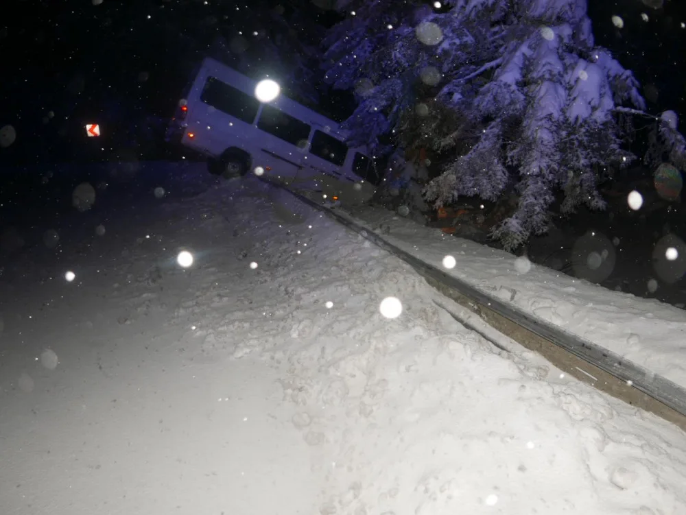 Opilý řidič mikrobusu se málem zřítil na Ještědu ze silnice. Pomohla svodidla