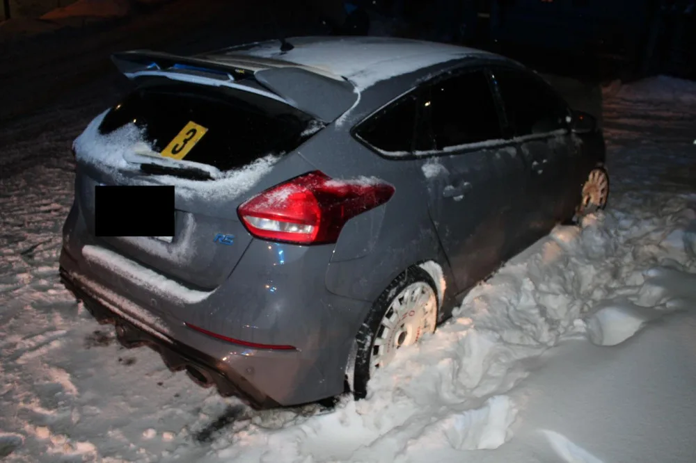Řidič zapomněl dát blinkr a srazil se s předjíždějícím vozem. Škoda přesahuje 30 000