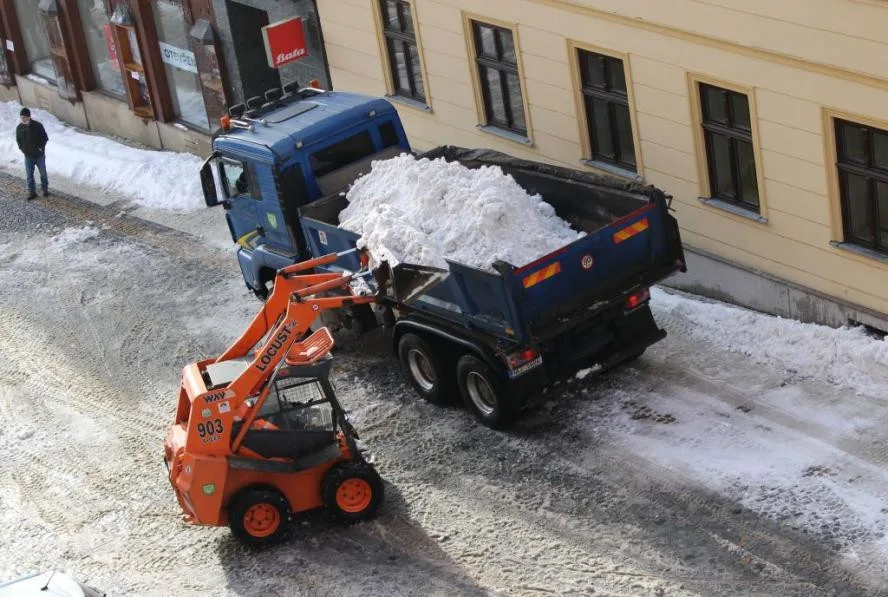 V Jablonci začali odvážet sníh ulic, už není ho kam odhrnout