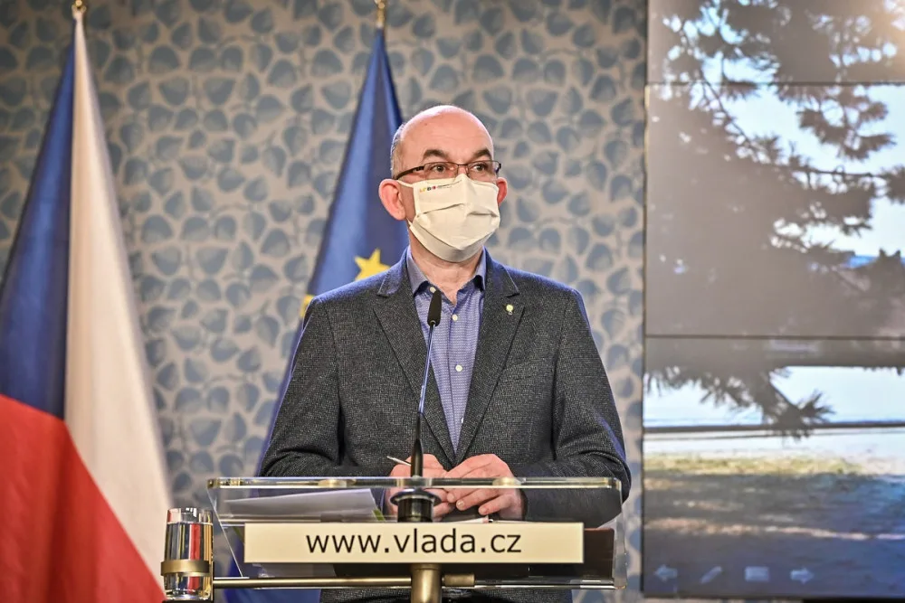 Další změny v registru očkování i tabulky PES, do restaurace jen s negativním testem