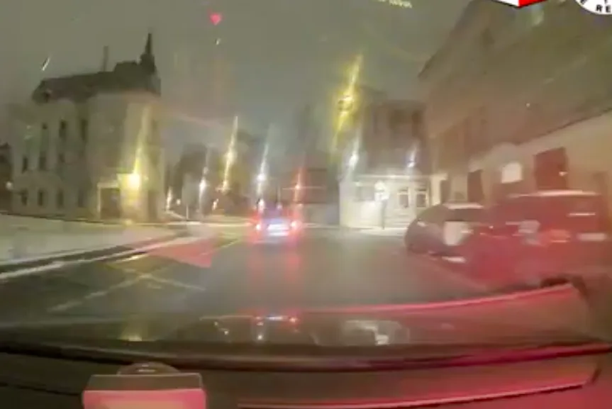 Honička centrem Liberce. Mladík pod vlivem drog vjel do slepé ulice a boural