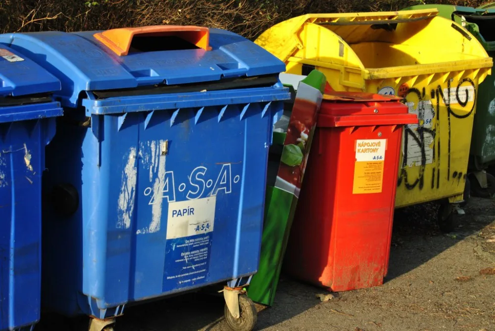 Nesešlápnuté obaly i odpad, který do nádob nepatří. Za přeplněné kontejnery leckdy může nezodpovědný přístup