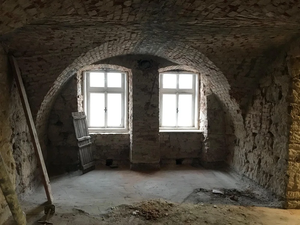 Středověké jímky na vodu i historický hrníček našli při rekonstrukci Jiráskova divadla