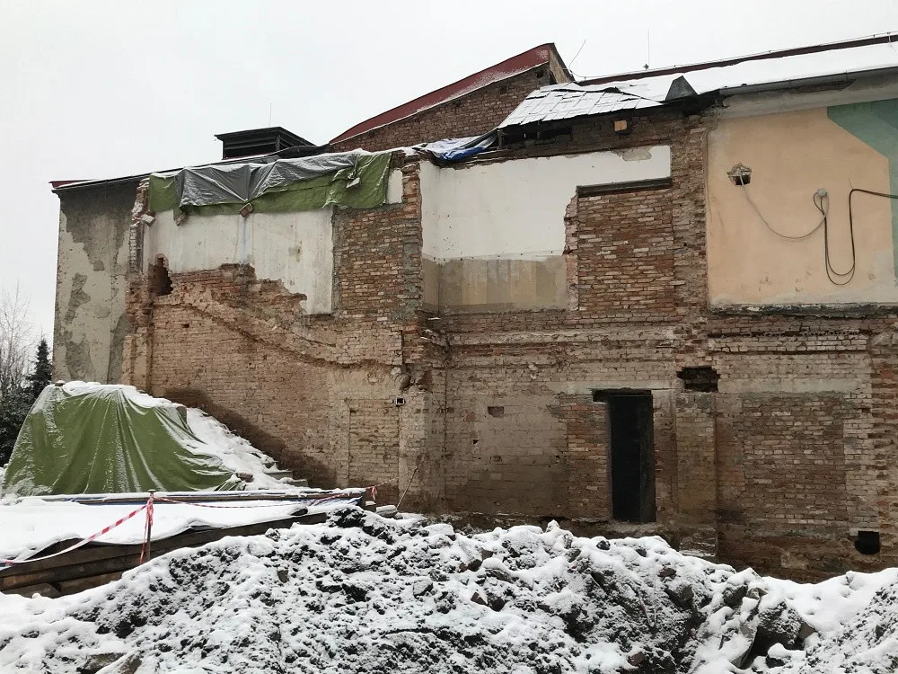 Středověké jímky na vodu i historický hrníček našli při rekonstrukci Jiráskova divadla