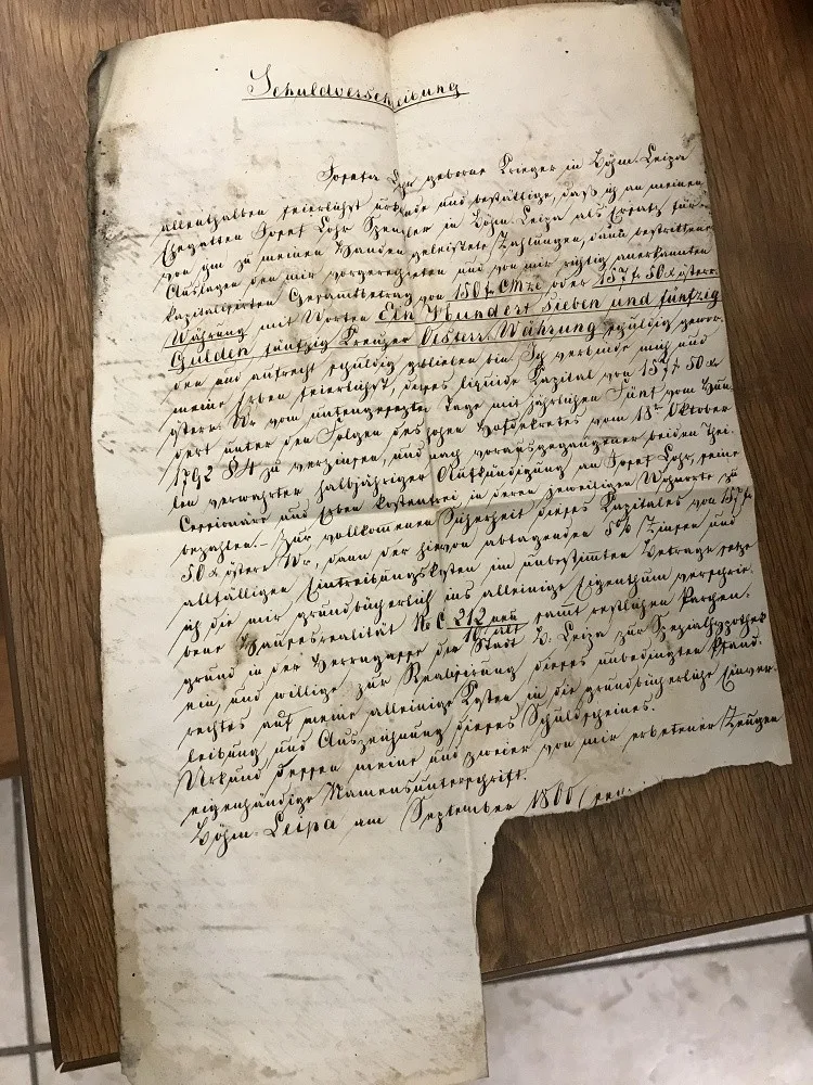 Středověké jímky na vodu i historický hrníček našli při rekonstrukci Jiráskova divadla
