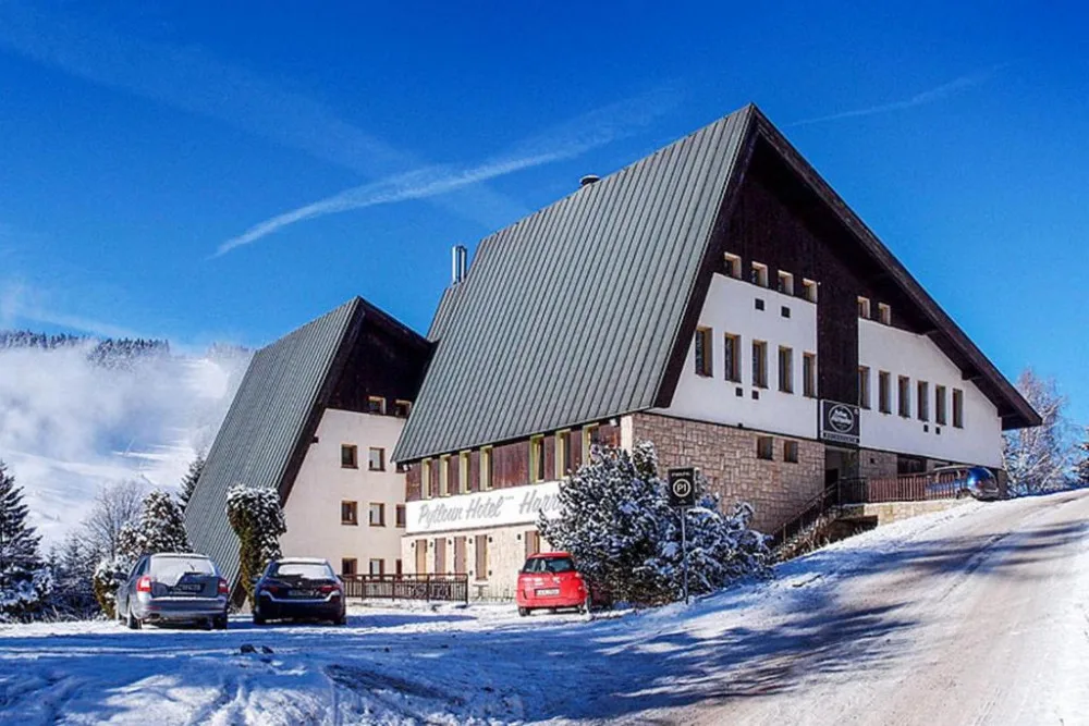 Problém hoteliéra Pytlouna. V jeho hotelu bylo ubytovaných 70 lidí, zasahovala policie