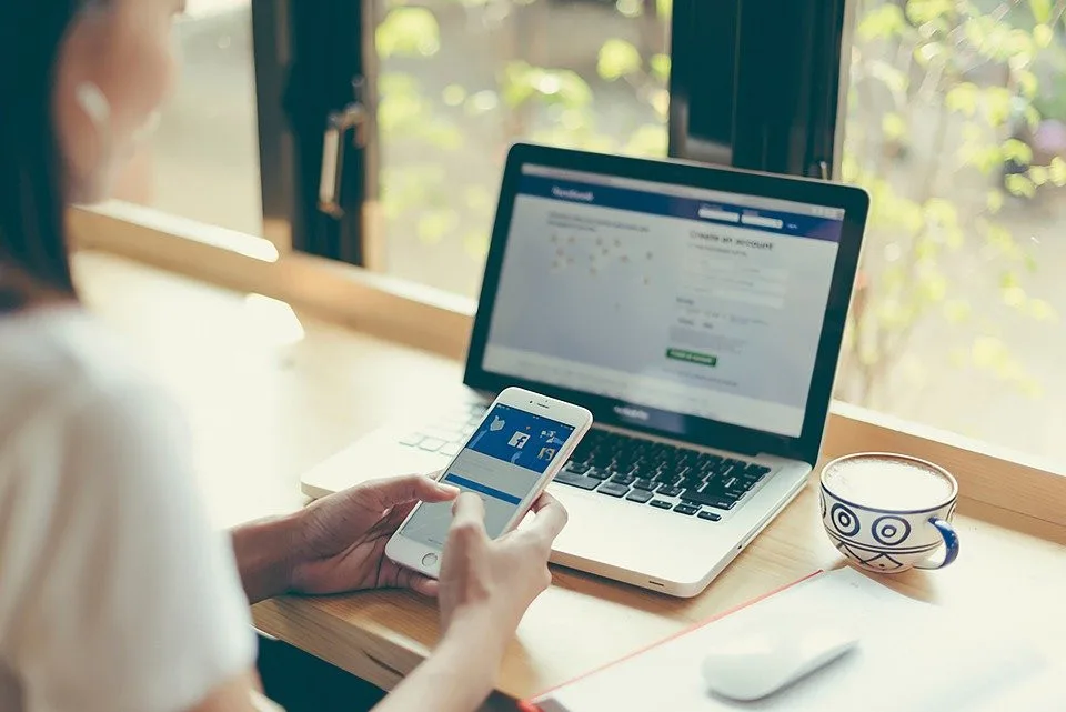 Facebook oznámil, že začíná mazat nepravdy o všech vakcínách