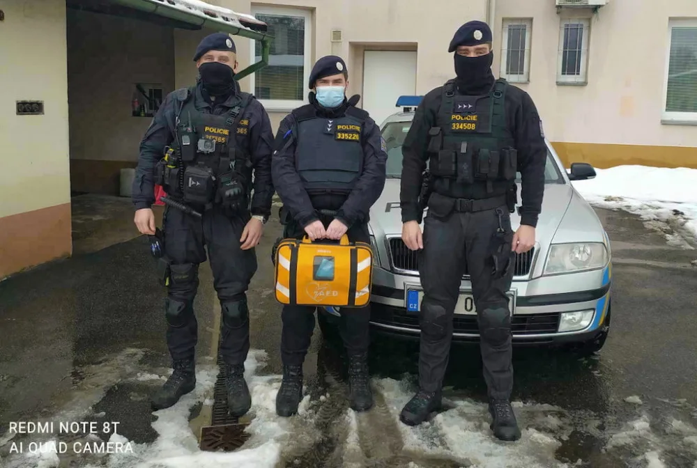 Policisté zachránili život muži po kolapsu. Použili přenosný defibrilátor