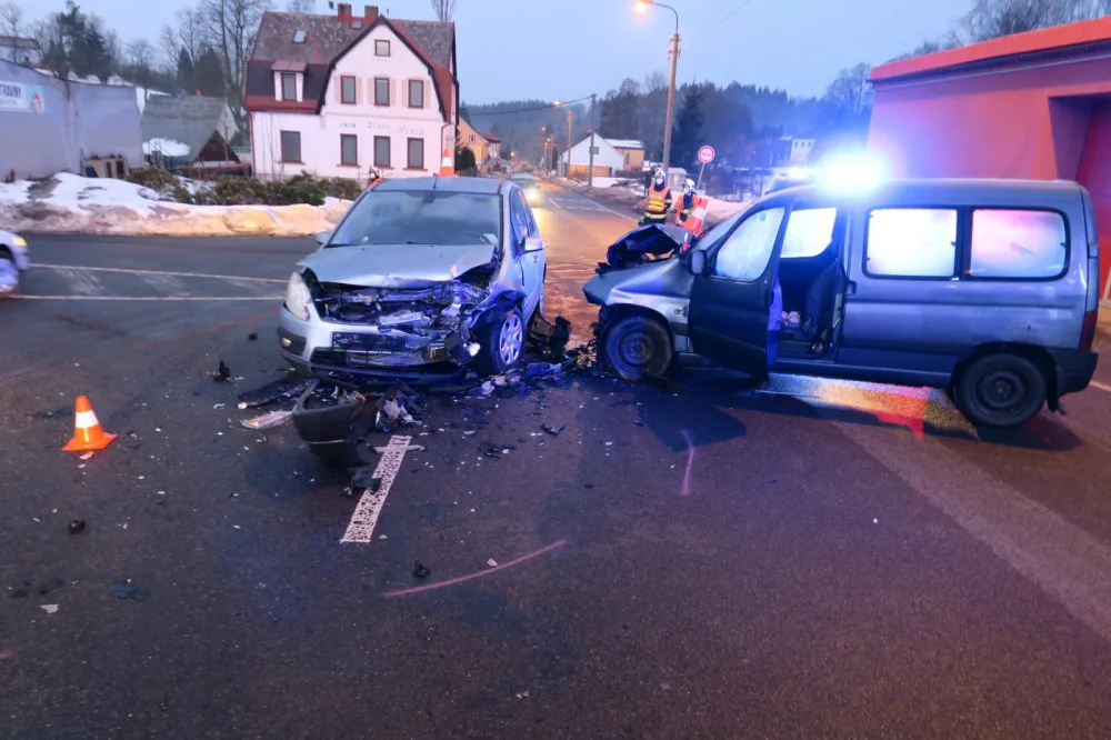 Při odbočování nedal přednost, dva lidé skončili v nemocnici