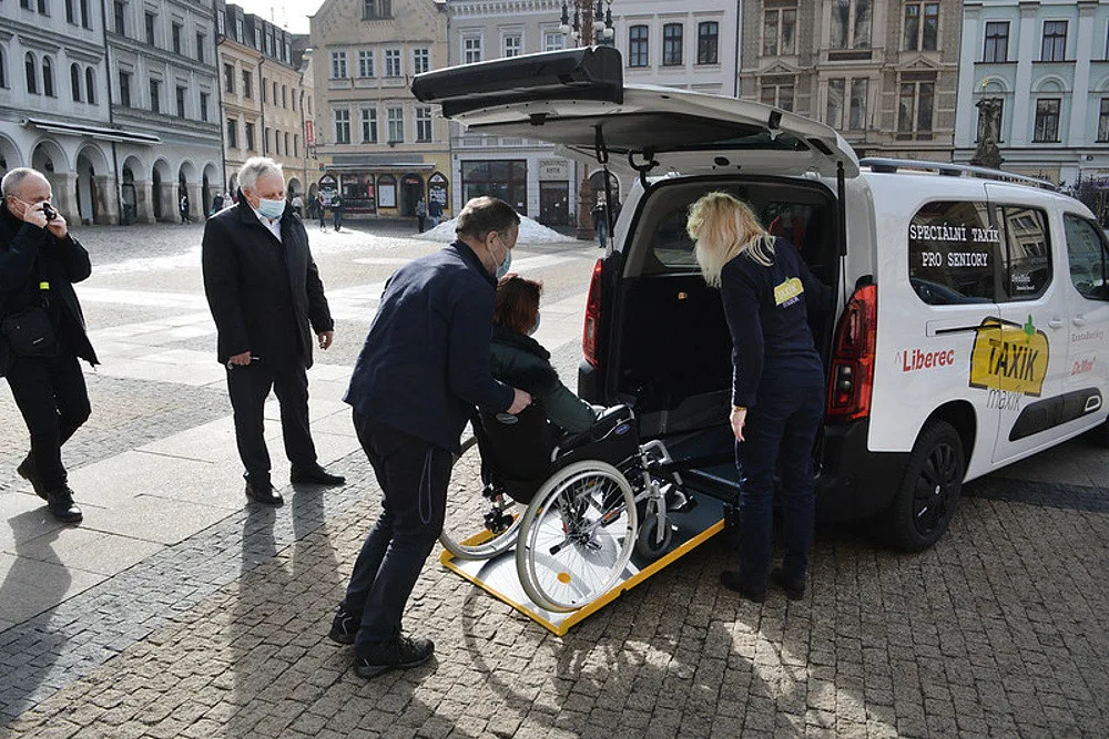 K lékaři i na úřady doveze seniory a invalidy Taxík Maxík v novém voze