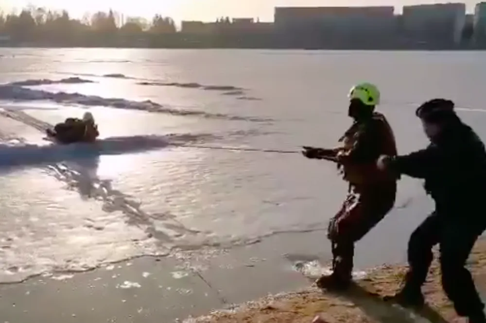 Na jablonecké přehradě se muž propadl do vody. Na břeh ho dostali hasiči