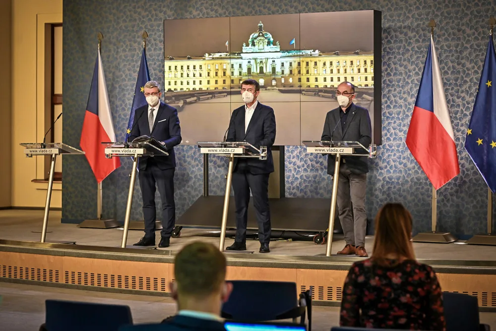 Vláda chce zakázat pohyb mezi okresy, zavřít školy a další obchody