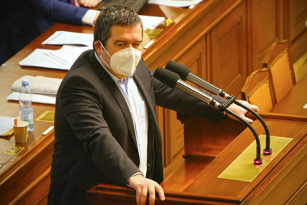 Pohyb jen v katastru obce, mimo okres s čestným prohlášením. Ministr Hamáček nastínil možné zpřísnění opatření